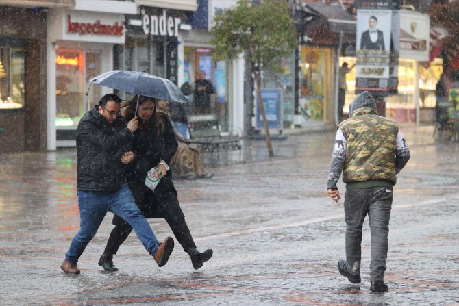 Edirne'de gök gürültülü sağanak ve dolu yağışı etkili oluyor