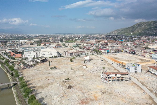 Hatay'da depremin ardından yıkılan yapıların enkazı kaldırılıyor