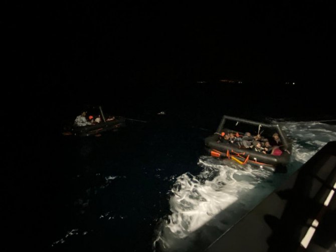 İzmir açıklarında geri itilen 68 düzensiz göçmen kurtarıldı