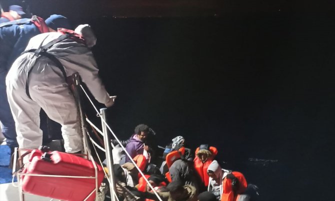 İzmir açıklarında geri itilen 68 düzensiz göçmen kurtarıldı