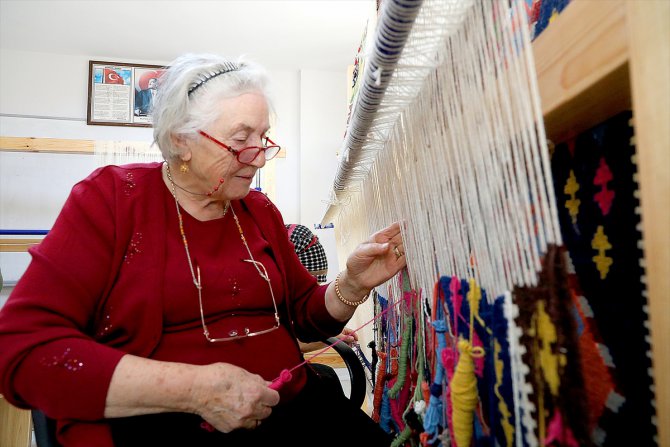 Kilim ve halı dokuma kursunun 83 yaşındaki kursiyeri bildiklerini gençlere öğretiyor
