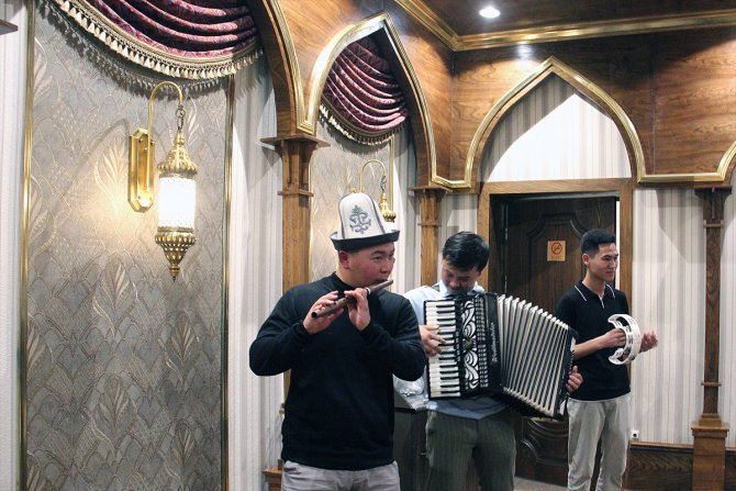 Kırgızistan'da gençler, ramazanda müzik aletleriyle gezerek dua ve dilek içerikli maniler söylüyor