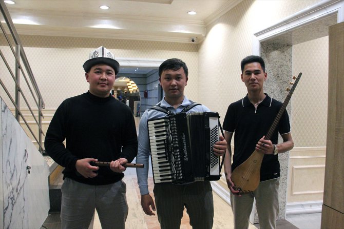 Kırgızistan'da gençler, ramazanda müzik aletleriyle gezerek dua ve dilek içerikli maniler söylüyor