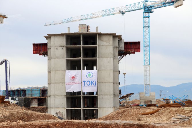 TOKİ'nin İslahiye'deki deprem konutları projesinde bir bloğun kaba inşaatı tamamlandı