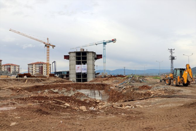 TOKİ'nin İslahiye'deki deprem konutları projesinde bir bloğun kaba inşaatı tamamlandı