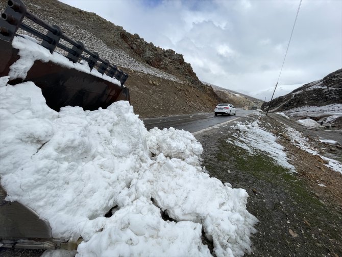 Van-Bahçesaray kara yolu tedbir amaçlı kapatıldı