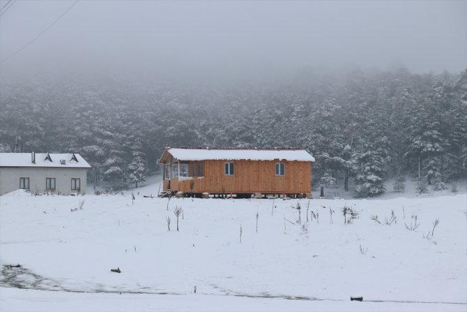Bolu'nun yüksek kesimlerinde aralıklarla kar etkili oluyor