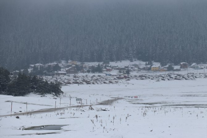 Bolu'nun yüksek kesimlerinde aralıklarla kar etkili oluyor