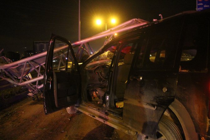 Damperi açılan kamyonun çarptığı EDS direği otomobilin üzerine devrildi, 3 kişi yaralandı