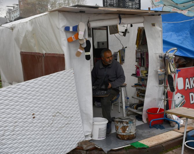Depremzede ayakkabı tamircisi, 4 metrekarelik çadırda ekmeğini kazanmaya devam ediyor