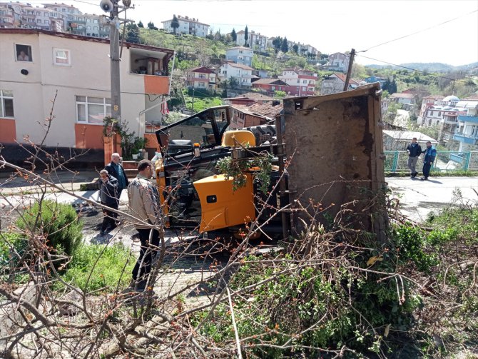 Kocaeli'de evin bahçesine devrilen iş makinesindeki 2 kişi yaralandı