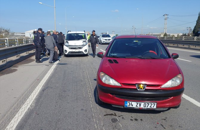 Kocaeli'de seyir halindeki otomobilden atladığı iddia edilen kadın yaralandı