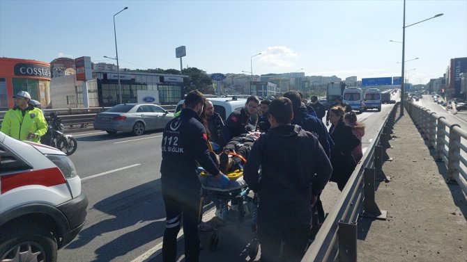 Kocaeli'de seyir halindeki otomobilden atladığı iddia edilen kadın yaralandı