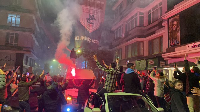 Samsunspor taraftarı, 11 yıl sonra Süper Lig'e dönmeyi kutladı