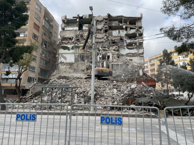 Şanlıurfa'da hasarlı binaların yıkımı sürüyor