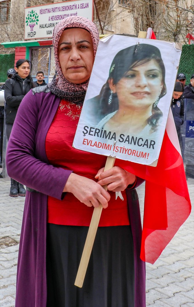Vanlı aileler HDP İl Başkanlığı önünde çocuklarına teslim olmaları çağrısında bulundu