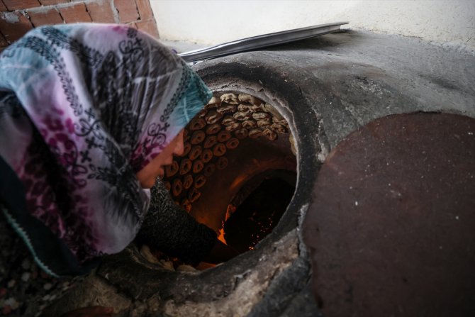 Yayladağı'nda kadınlar Ramazan Bayramı için "halaka" kurabiyesi hazırlıyor