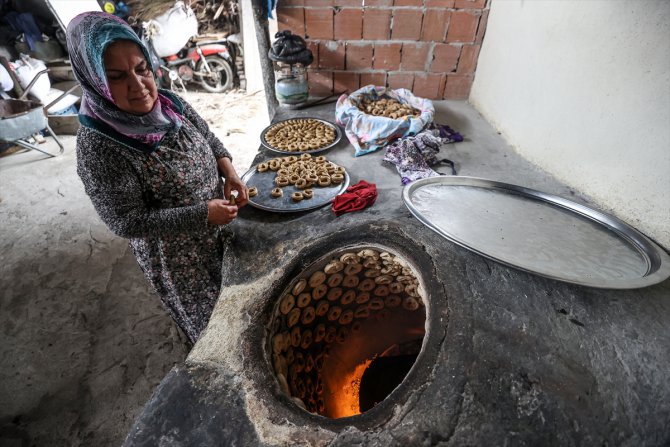 Yayladağı'nda kadınlar Ramazan Bayramı için "halaka" kurabiyesi hazırlıyor