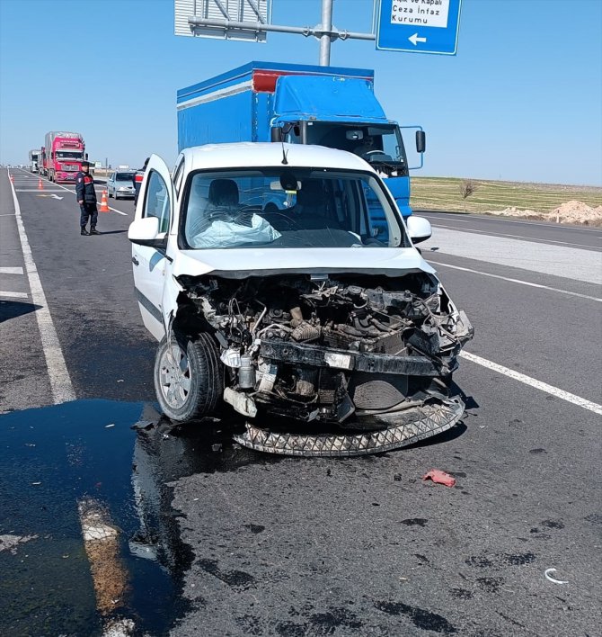 Aksaray'da hafif ticari araçla çarpışan otomobildeki 4 kişi yaralandı