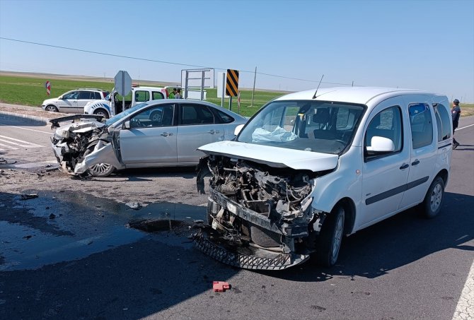 Aksaray'da hafif ticari araçla çarpışan otomobildeki 4 kişi yaralandı
