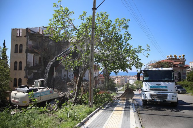 Alanya'da riskli olduğu tespit edilen bina yıkıldı