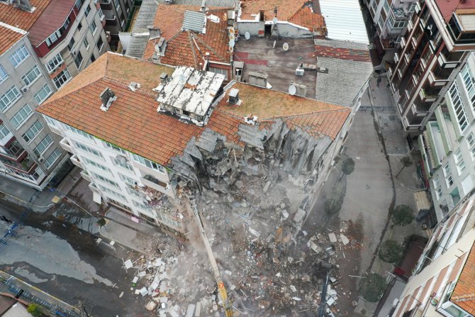 GÜNCELLEME 2 - Bahçelievler'de kolonlarında çatlak tespit edilen 46 yıllık binanın yıkımına başlandı