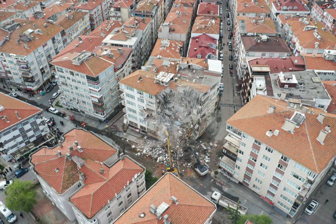 GÜNCELLEME 2 - Bahçelievler'de kolonlarında çatlak tespit edilen 46 yıllık binanın yıkımına başlandı