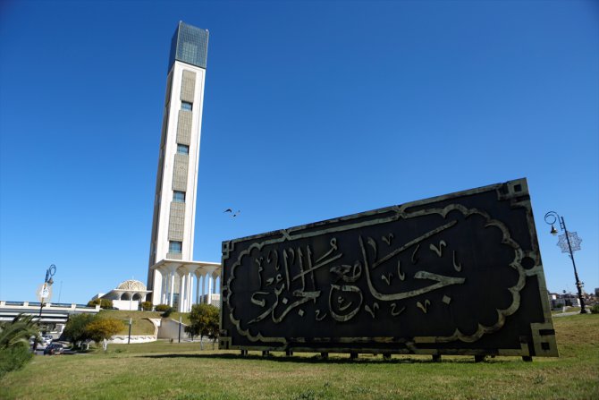 Dünyanın en büyük camilerinden Cezayir Ulu Camii'nde teravihlerin kılınamaması tartışmaya yol açtı