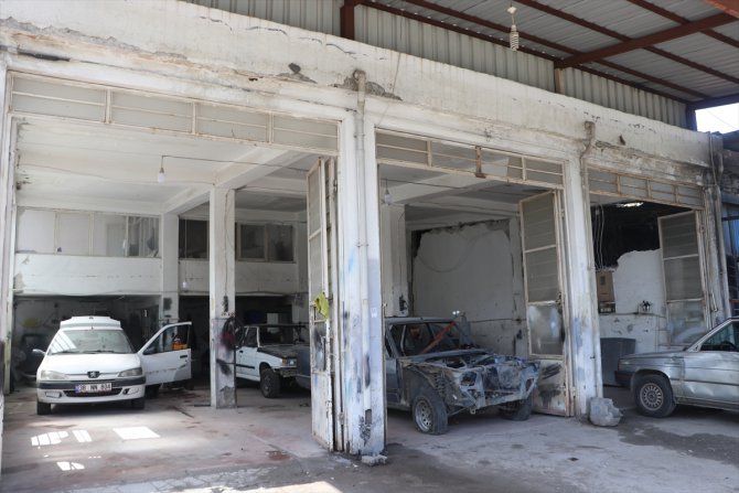 Kahramanmaraş'ta depremde hasar gören araçları afetzede ustalar onarıyor
