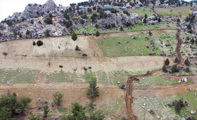 Kahramanmaraş'ta kopan kaya parçalarının zarar verdiği mahallede önlem alınıyor