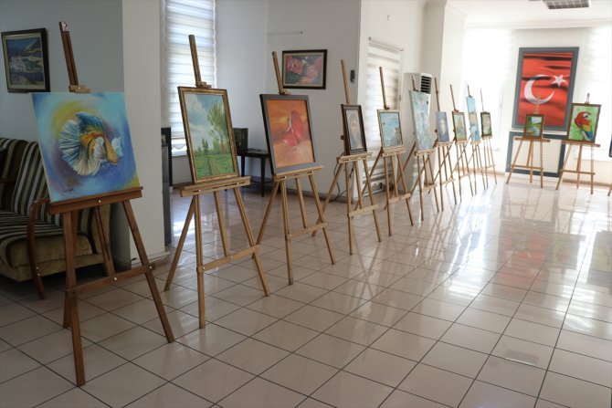 Karabük'te polis memuru resim sergisi açtı