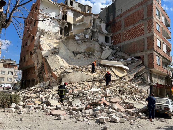 GÜNCELLEME - Kilis'te ağır hasarlı 4 katlı bina çöktü