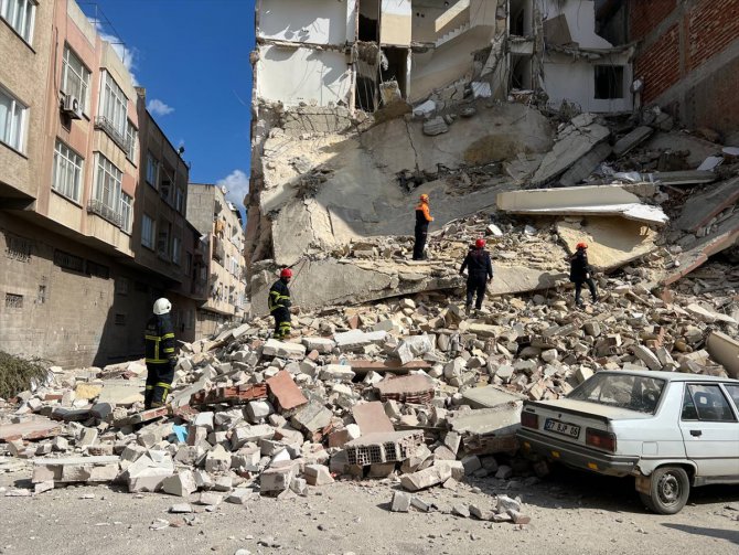 GÜNCELLEME - Kilis'te ağır hasarlı 4 katlı bina çöktü