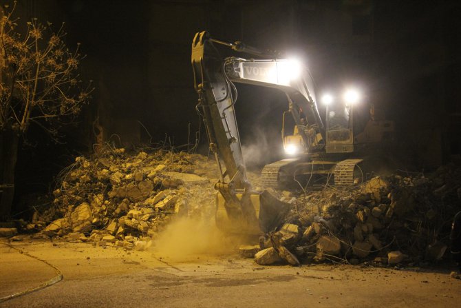 GÜNCELLEME 2 - Kilis'te ağır hasarlı 4 katlı bina çöktü