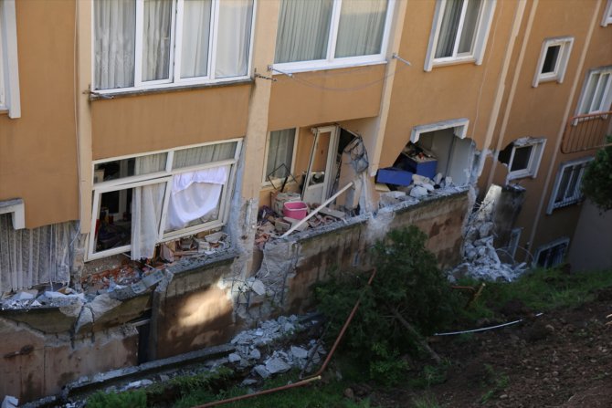 GÜNCELLEME - Kocaeli'de istinat duvarı çöktü, 4 apartman tahliye edildi