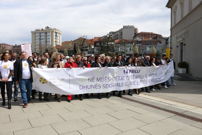 Kosova Savaşı'nda cinsel taciz ve tecavüze uğrayan kadınlar için Priştine'de destek yürüyüşü