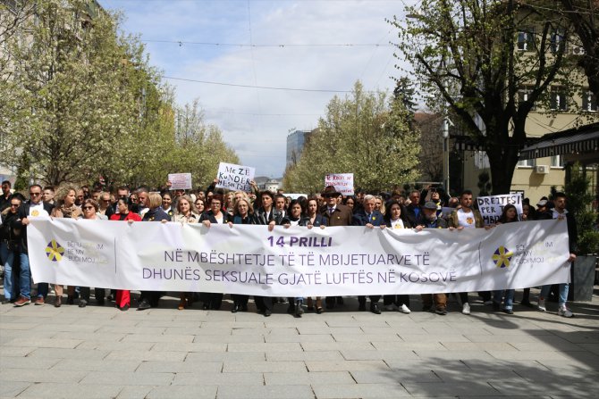 Kosova Savaşı'nda cinsel taciz ve tecavüze uğrayan kadınlar için Priştine'de destek yürüyüşü