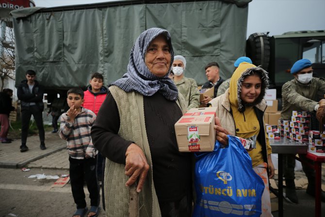 Mehmetçik depremzedelere kumanya dağıtıp çorba ikram ediyor