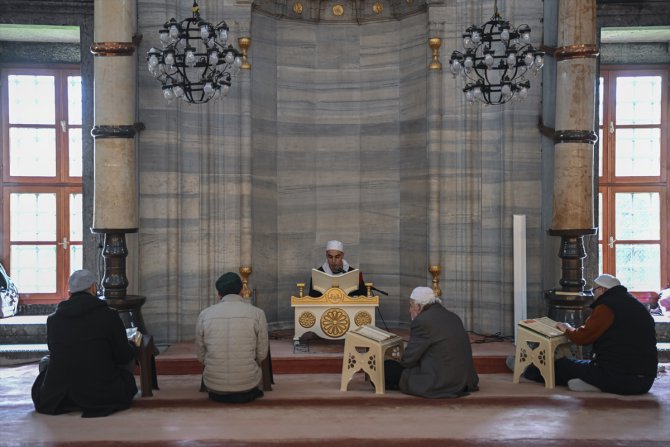 Ramazan sünneti itikafı, Kur'an ve gözyaşı içinde yaşıyorlar