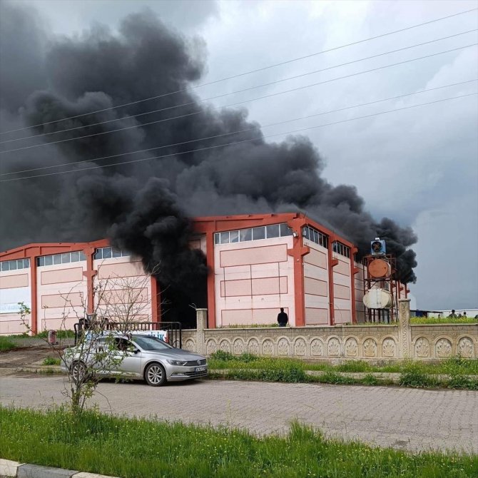 Şırnak'ta geri dönüşüm fabrikasında çıkan yangın söndürüldü