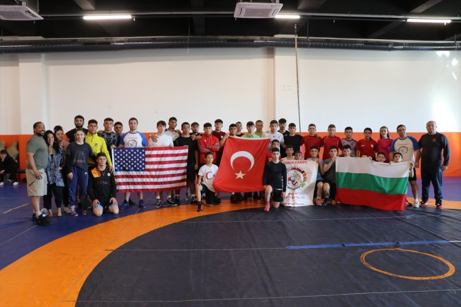 Türk, Bulgar, Rumen ve ABD'li genç güreşçiler, "dostluk kampı"nda buluştu