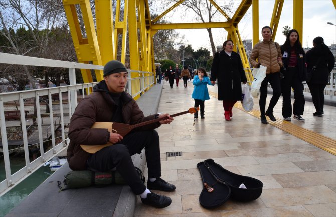 Ülke ülke gezerek geleneksel Türk müziğini tanıtıyor