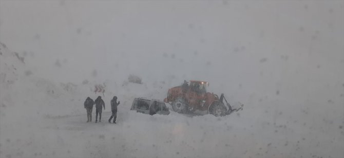 Van'da karda mahsur kalan araçtaki 4 kişi ekiplerce kurtarıldı
