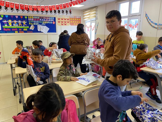 Balıkesirli lise öğrencileri depremzede çocuklara bayram hediyesi kıyafetler götürdü