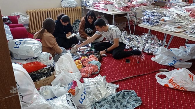 Balıkesirli lise öğrencileri depremzede çocuklara bayram hediyesi kıyafetler götürdü
