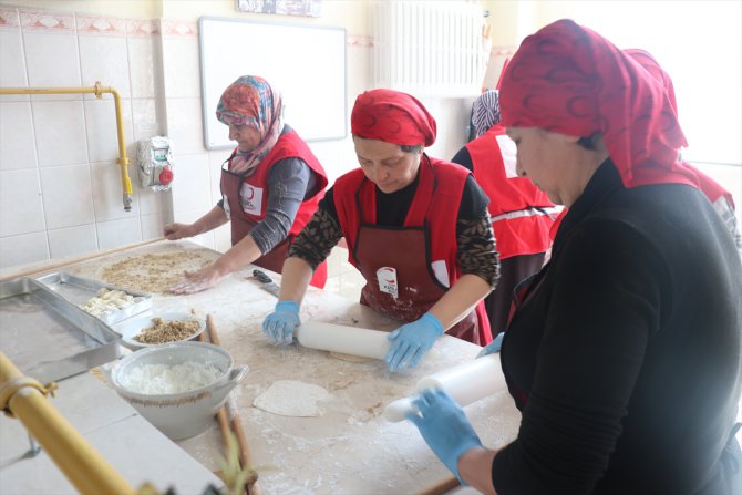 Bolu'da depremzede kadınlar yöresel bayram tatlısı yaptı