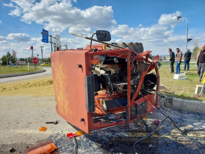 Çorum'da traktörle otomobilin çarpıştığı kazada 4 kişi yaralandı