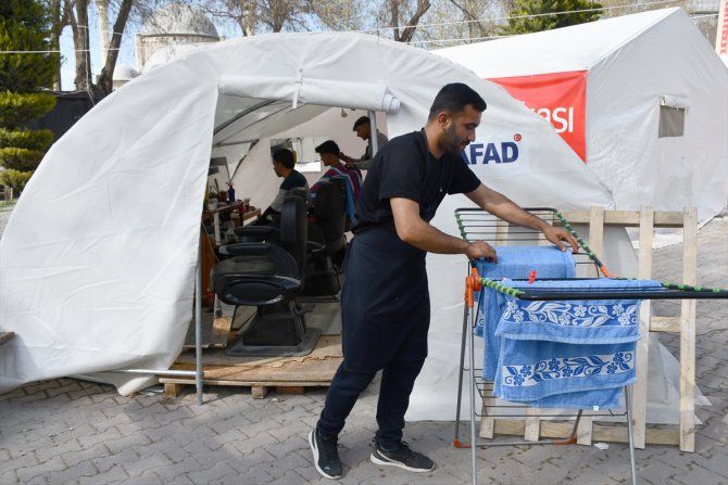 Depremzede berber çadırda ekmek mücadelesi veriyor