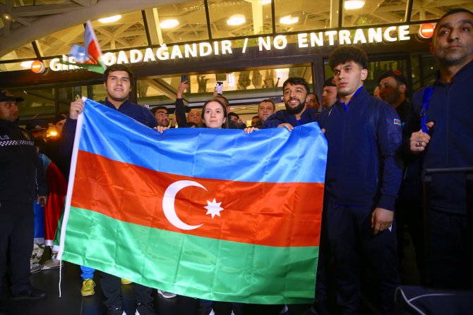 Ermenistan'daki bayrak yakma provokasyonunun ardından Azerbaycanlı halterciler Bakü'ye döndü