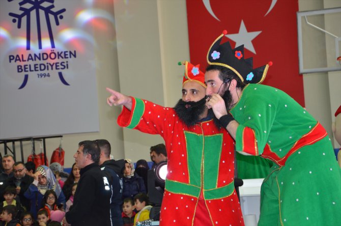 Erzurum'da çocuklar Karagöz ile Hacivat'ın gösterileriyle eğlendi